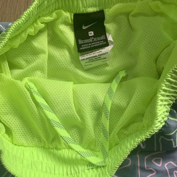 Nike Swim Trunks YXL Gray and Lime mesh liner - Picture 3 of 6